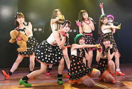 　パフォーマンスするＡＫＢ４８の（前列左から）太田有紀、奥本カイリ、工藤華純（後列左から）川村結衣、迫由芽実、白鳥沙怜、花田藍衣、伊藤百花（撮影・棚橋慶太）