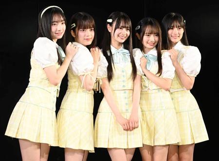 　笑顔を見せる１９期研究生の（左から）白鳥沙怜、川村結衣、伊藤百花、花田藍衣、奥本カイリ（撮影・棚橋慶太）