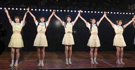 　公演を終え、手を取り合う１９期研究生の（左から）川村結衣、奥本カイリ、白鳥沙怜、伊藤百花、花田藍衣（撮影・棚橋慶太）