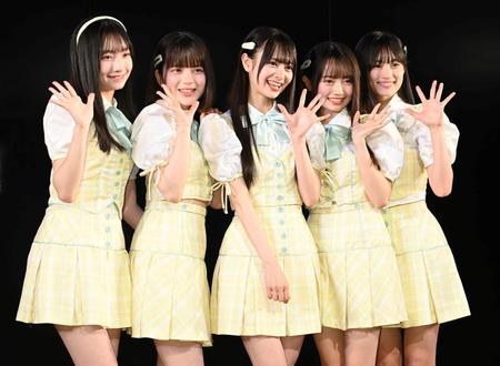 　笑顔で手を振る１９期研究生の（左から）白鳥沙怜、川村結衣、伊藤百花、花田藍衣、奥本カイリ（撮影・棚橋慶太）