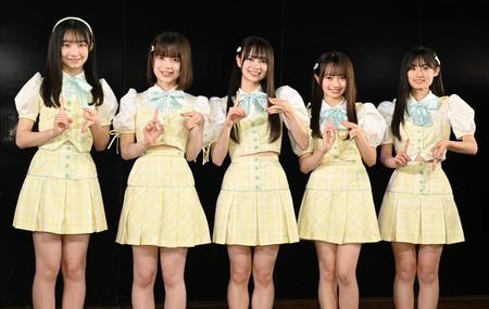 　「１９期」のポーズを決めるＡＫＢ４８の（左から）白鳥沙怜、川村結衣、伊藤百花、花田藍衣、奥本カイリ（撮影・棚橋慶太）