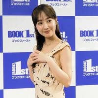 　写真集発売イベントを行った前田希美