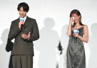 　福士蒼汰（左）からの感謝の言葉に号泣する松本まりか（撮影・伊藤笙子）