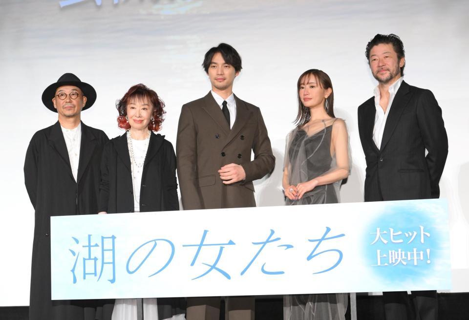 　舞台あいさつに登壇した（左から）大森立嗣監督、三田佳子、福士蒼汰、松本まりか、浅野忠信（撮影・伊藤笙子）