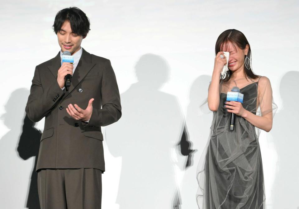 　福士蒼汰（左）からの感謝の言葉に号泣する松本まりか（撮影・伊藤笙子）