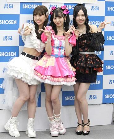 　発売記念イベントに出席した（左から）熊崎晴香、末永桜花、佐藤佳穂