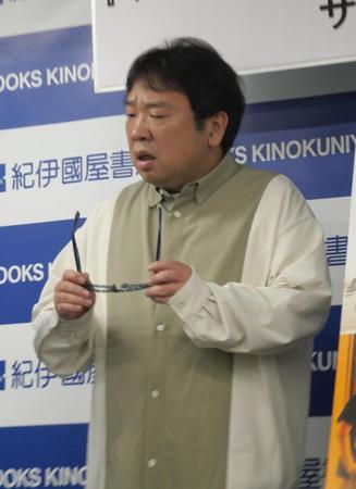 　眼鏡を外すと目つきが鋭くなる天野ひろゆき