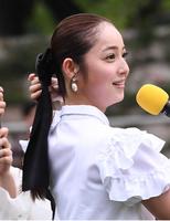 　ポニーテールを見せる佐々木希（撮影・園田高夫）