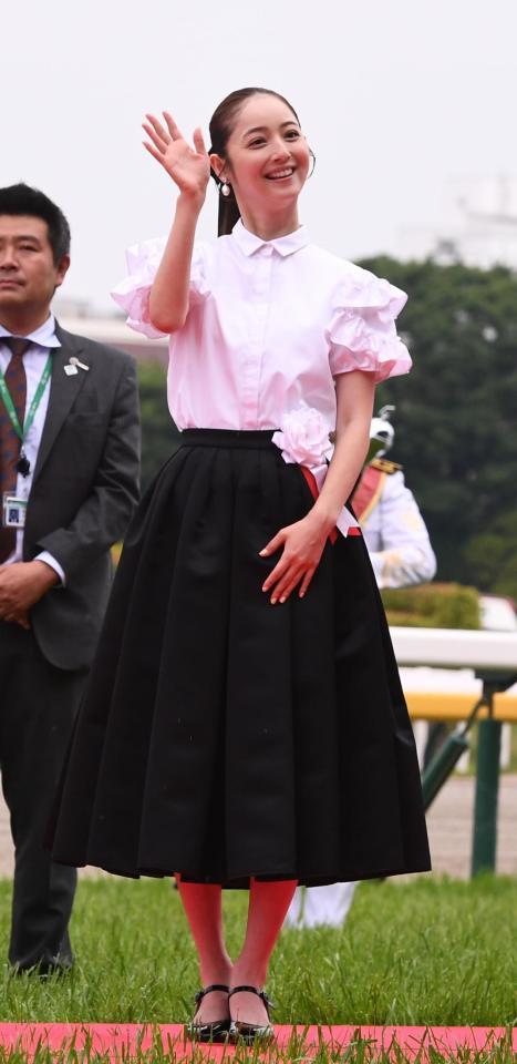 　表彰式のプレゼンターを務めた佐々木希（撮影・園田高夫）