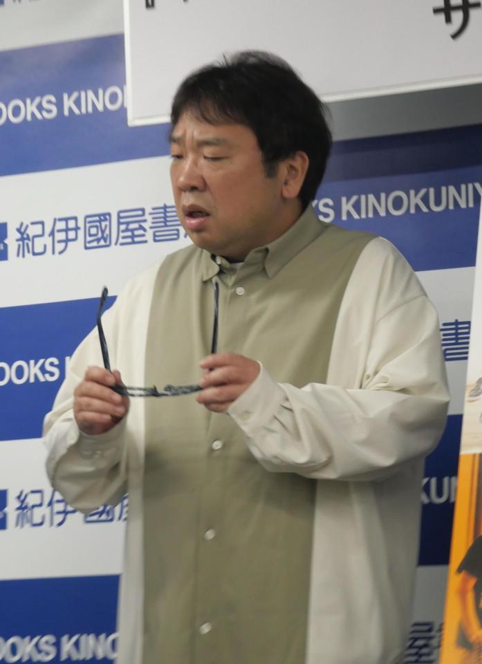 　眼鏡を外すと目つきが鋭くなる天野ひろゆき