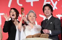 　舞台あいさつに登場した（左から）真矢ミキ、草笛光子、唐沢寿明（撮影・佐々木彰尚）