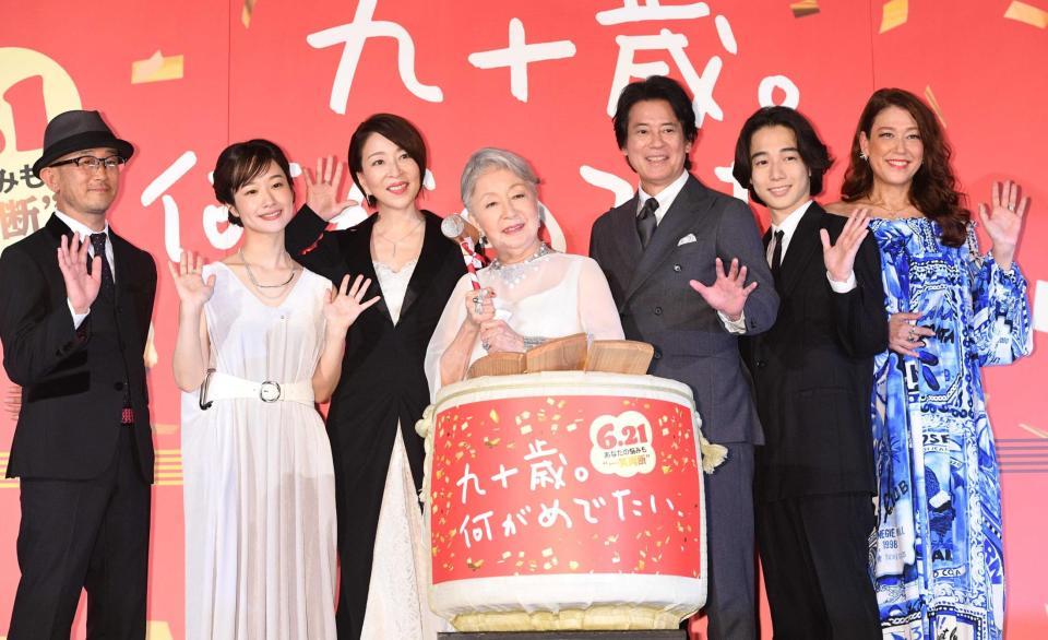 　舞台あいさつに登場した（左から）前田哲監督、藤間爽子、真矢ミキ、草笛光子、唐沢寿明、片岡千之助、ＬｉＬｉＣｏ（撮影・佐々木彰尚）