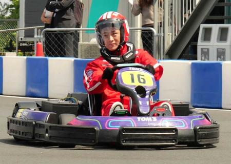 　サーキットを疾走する真田ナオキ