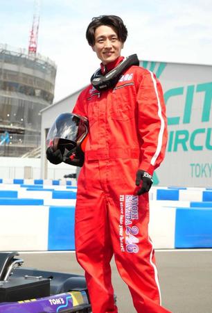 　紅白のレーシングスーツ姿を披露する真田ナオキ