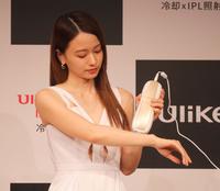 　新しく発売される美顔器を実践する山本舞香