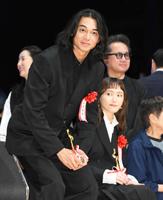 　フォトセッションを終えて降壇する東出昌大。右下は新垣結衣（撮影・堀内翔）