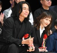 　主演男優賞の東出昌大。右は助演女優賞の新垣結衣（撮影・堀内翔）