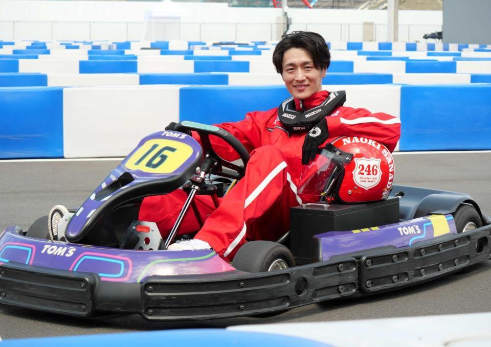 　カート上で笑顔を見せる真田ナオキ