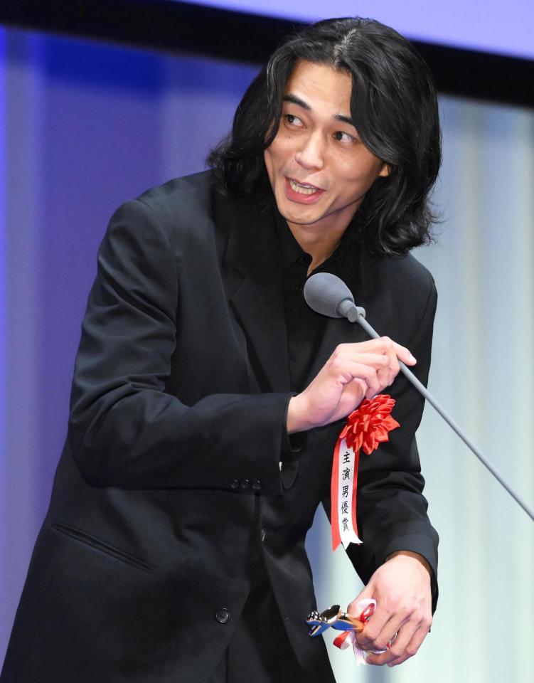 　主演男優賞を受賞してあいさつする東出昌大（撮影・堀内翔）