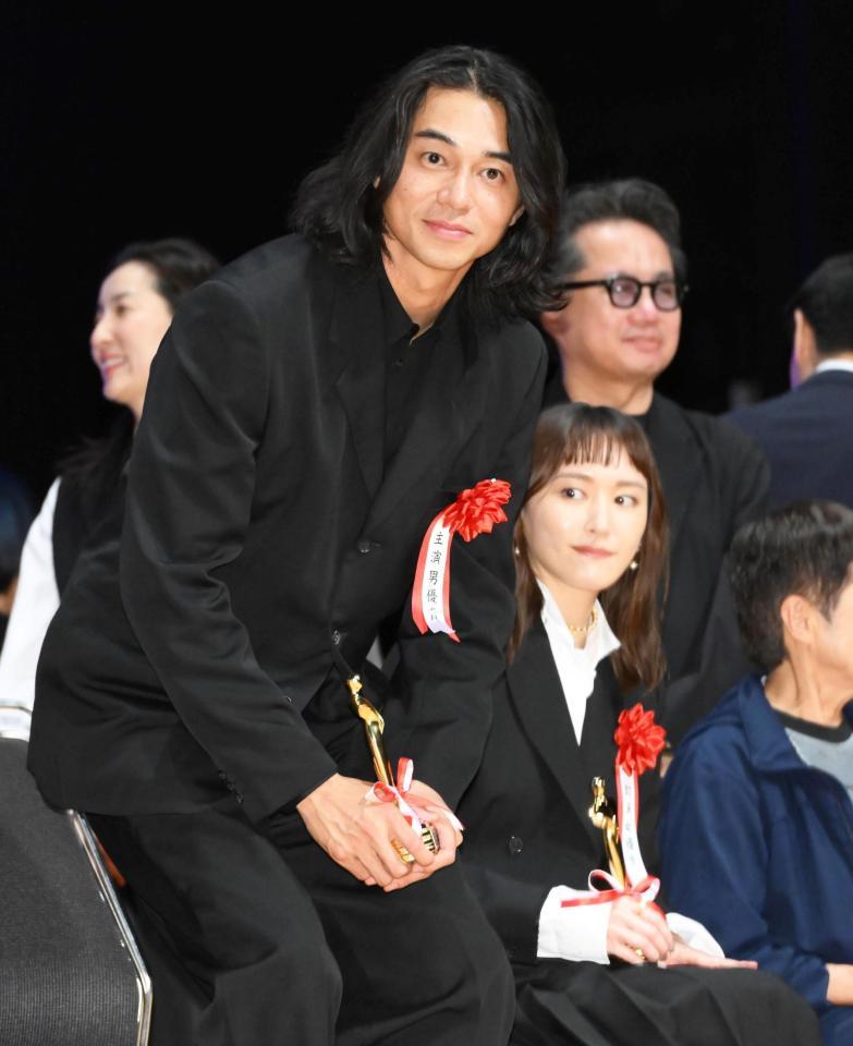 　フォトセッションを終えて降壇する東出昌大。右下は新垣結衣（撮影・堀内翔）