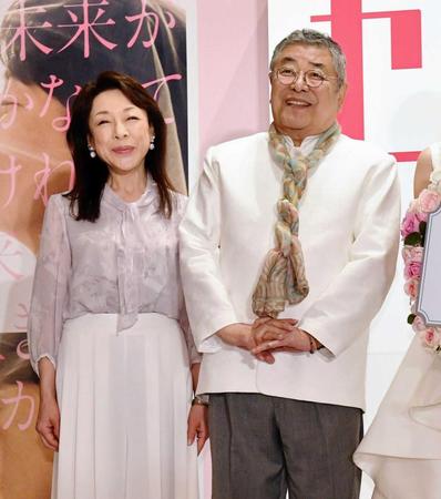 　「ゼクシィ」新ＣＭ発表会で笑みを浮かべる池波志乃（左）と中尾彬さん＝１８年４月