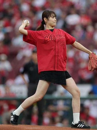 始球式で注目の１９歳美女　広島選手と笑顔の２ショ「優しく教えて下さりありがとうございました」父も元カープ投手