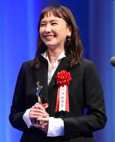 　助演女優賞を受賞してトロフィーを手にする新垣結衣（撮影・堀内翔）