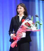 　助演女優賞を受賞して花束を手にする新垣結衣（撮影・堀内翔）