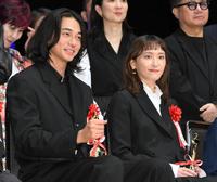 　主演男優賞の東出昌大。右は助演女優賞の新垣結衣（撮影・堀内翔）