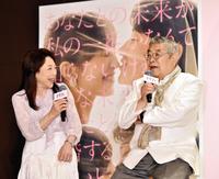 　仲むつまじく初キスの思い出を話す池波志乃（左）と中尾彬さん＝１８年４月