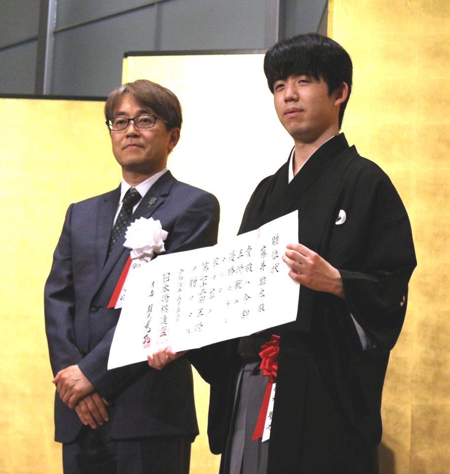 　羽生善治会長（左）から贈位状を受け取った藤井聡太王将