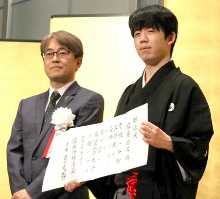 　羽生善治会長（左）から贈位状を受け取った藤井聡太王将