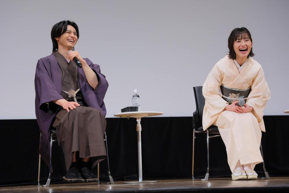 　着物姿で登壇した高野洸（左）と井頭愛海（撮影・吉澤敬太）