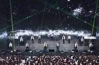 　日産スタジアムでパフォーマンスを行ったＳＥＶＥＮＴＥＥＮの１３人　（Ｐ）＆（Ｃ）　ＰＬＥＤＩＳ　Ｅｎｔｅｒｔａｉｎｍｅｎｔ