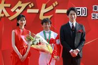 　記念写真に納まる（左から）見上愛、横山典弘、佐々木蔵之介（撮影・石湯恒介）