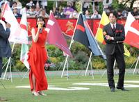 　レース後のイベントでトークする見上愛（左）と佐々木蔵之介（撮影・西岡正）