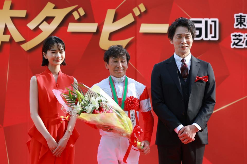 　記念写真に納まる（左から）見上愛、横山典弘、佐々木蔵之介（撮影・石湯恒介）