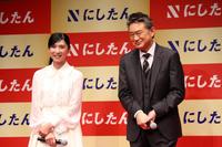 笑顔の黒木瞳（左）と船越英一郎