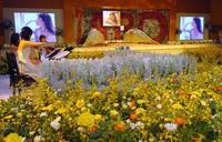 たくさんの花が敷き詰められた「坂井泉水さんを偲ぶ会」＝２００７年６月２６日