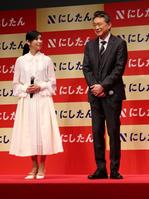 新ＣＭ発表会に出席した黒木瞳（左）と船越英一郎