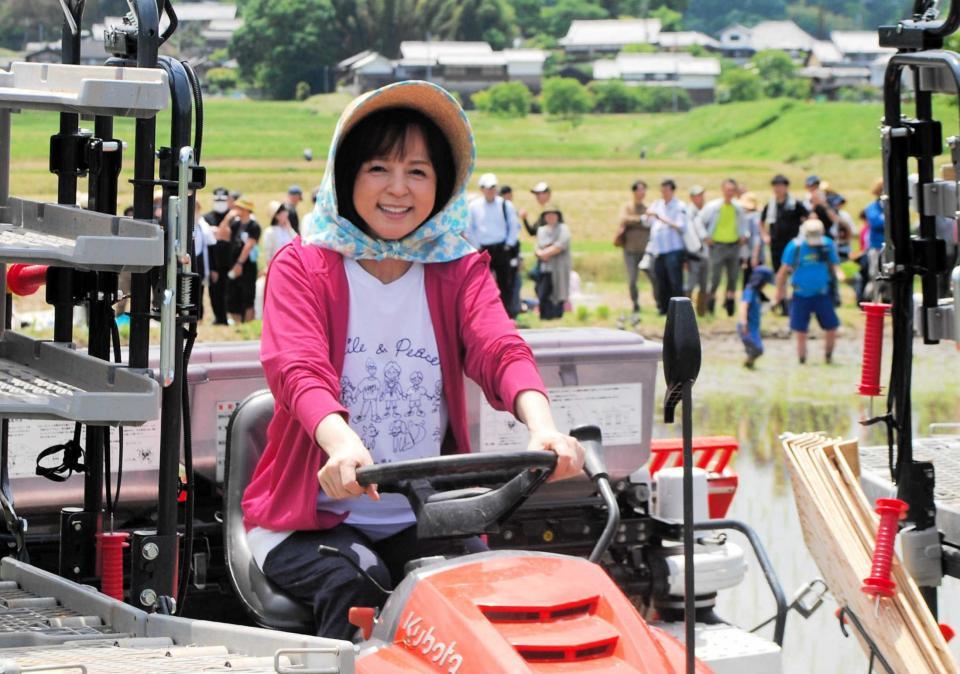 　田植え機を運転するいとうまい子