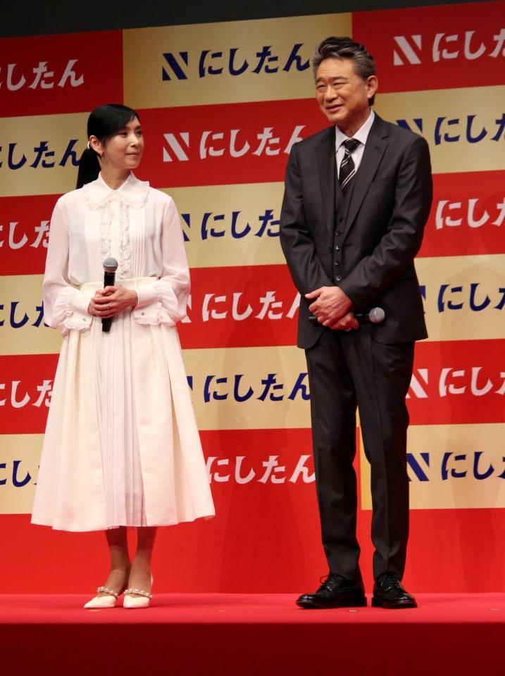 新ＣＭ発表会に出席した黒木瞳（左）と船越英一郎