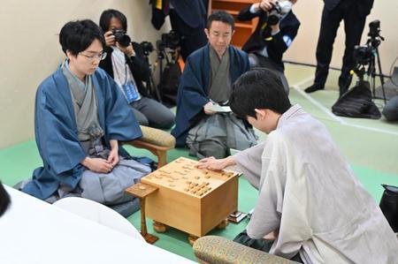 　対局する藤井聡太名人（右）と豊島将之九段（日本将棋連盟提供）