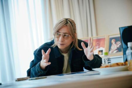 　身ぶり手ぶりを交えて語る小室哲哉