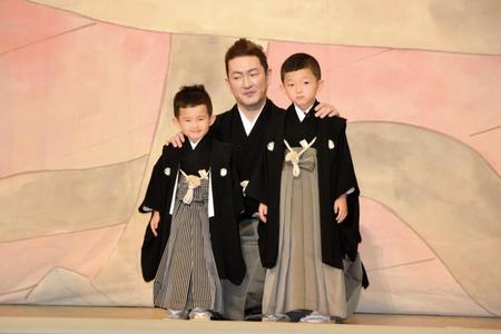 　祝幕のお披露目を行った（左から）中村夏幹、中村獅童、中村陽喜