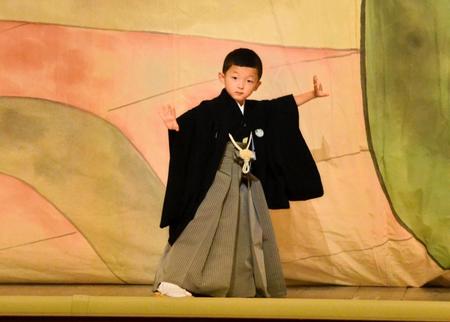 　お披露目された祝幕の前で見得を切る中村陽喜