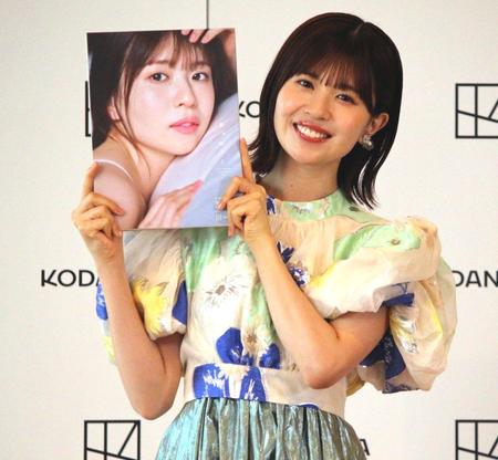 　写真集発売記念会見に登場した日向坂４６・松田好花