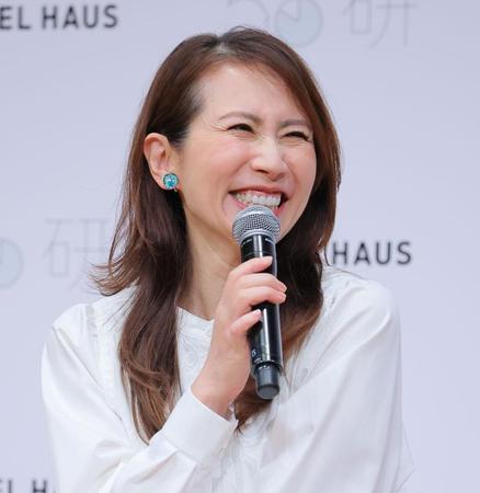 　笑顔で今の生活を語る堀井美香アナウンサー（撮影・吉澤敬太）