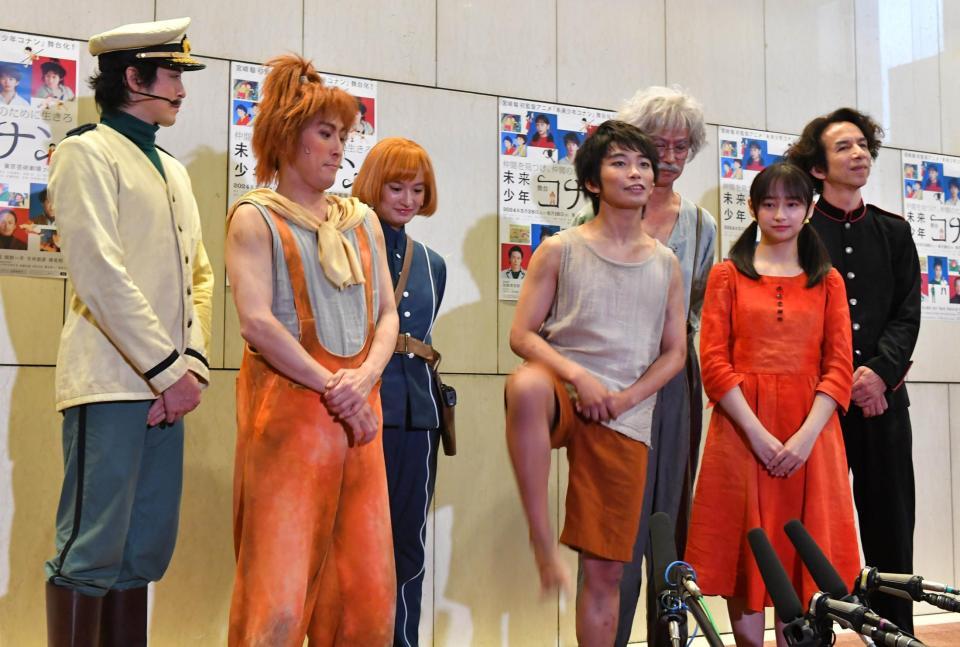 　「未来少年コナン」に出演する（前列左から）成河、加藤清史郎、影山優佳（後列左から）宮尾俊太郎、門脇麦、椎名桔平、今井朋彦（撮影・持木克友）