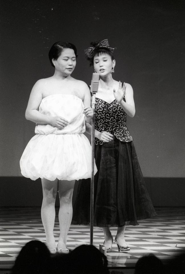 　吉本会館のこけら落とし公演で。今くるよさん（左）、今いくよさん＝１９８７年